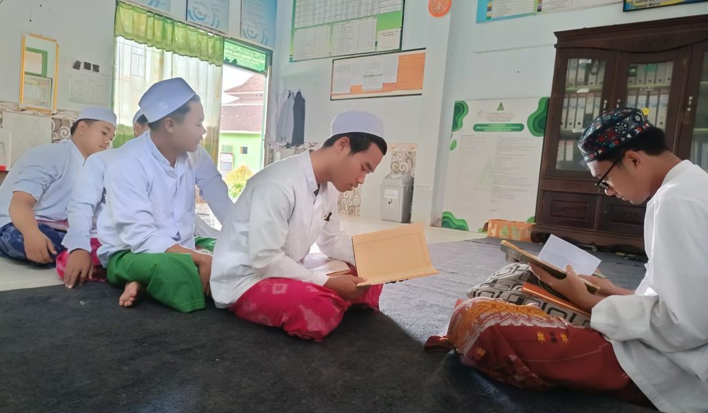 Tes Baca Kitab Santri Tsanawiyah Bersama Ust. Busro Karim