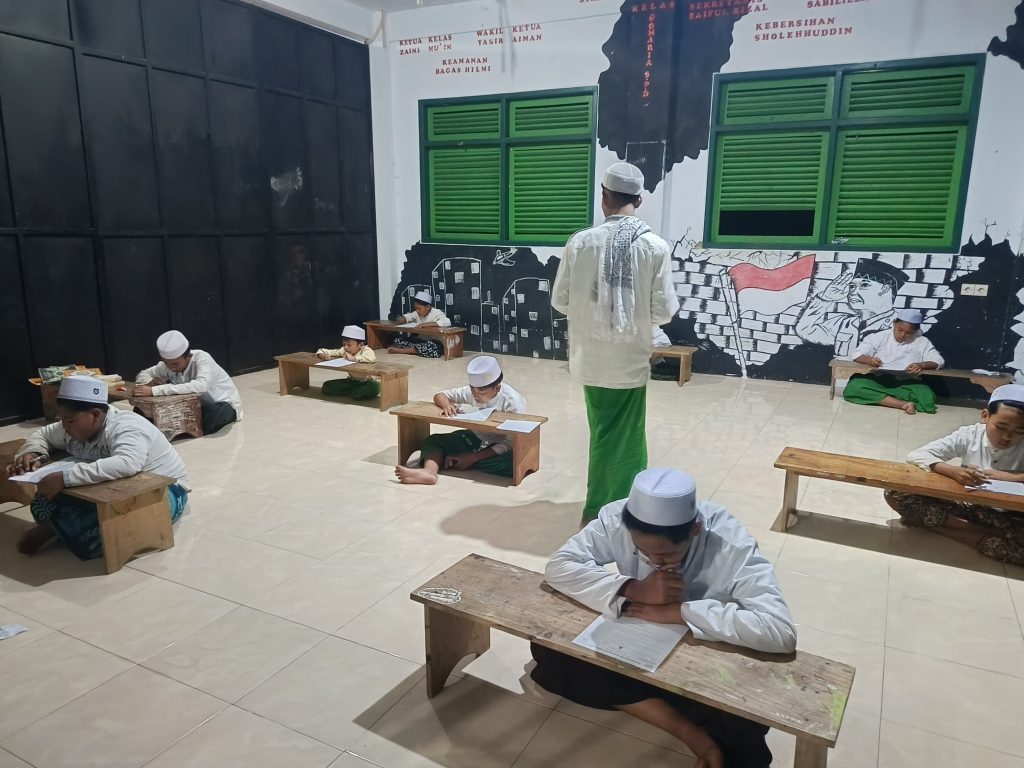 Santri Baru MMU Ranupakis Ikuti Tes Massal Kenaikan Jilid Al-Miftah